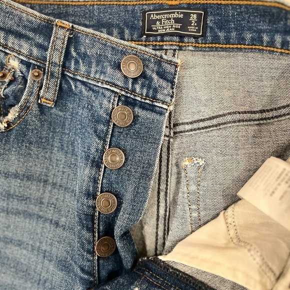 Abercrombie & Fitch Ultra High Rise Mom Jean Distressed Size 26/2R - Picture 5 of 6
